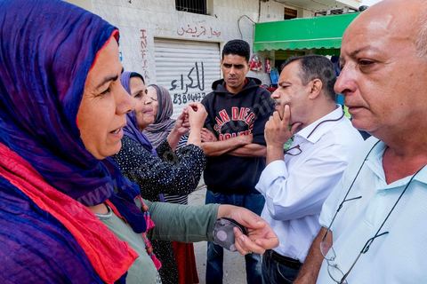 16 octobre 2014 : Samir Taieb, député à l'ANC, candidat tête de liste Tunis 1 aux législatives pour le parti Union pour la Tunisie (UPT) en campagne électorale au marché de Kabaria. Kabaria est un des quartiers les plus deshérités de la banlieu sud de Tunis, les tensions sociales et les revendications osnt très nombreux dans ces quartiers où les habitants sont souvent désabusés par la politique. Le travail de terrain a le mérite de leur donner de l'espoir et de les convaincre à se rendre aux urnes. 