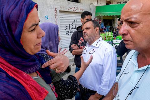 16 octobre 2014 : Samir Taieb, député à l'ANC, candidat tête de liste Tunis 1 aux législatives pour le parti Union pour la Tunisie (UPT) en campagne électorale au marché de Kabaria. Kabaria est un des quartiers les plus deshérités de la banlieu sud de Tunis, les tensions sociales et les revendications osnt très nombreux dans ces quartiers où les habitants sont souvent désabusés par la politique. Le travail de terrain a le mérite de leur donner de l'espoir et de les convaincre à se rendre aux urnes. 
