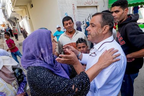 16 octobre 2014 : Samir Taieb, député à l'ANC, candidat tête de liste Tunis 1 aux législatives pour le parti Union pour la Tunisie (UPT) en campagne électorale au marché de Kabaria. Kabaria est un des quartiers les plus deshérités de la banlieu sud de Tunis, les tensions sociales et les revendications osnt très nombreux dans ces quartiers où les habitants sont souvent désabusés par la politique. Le travail de terrain a le mérite de leur donner de l'espoir et de les convaincre à se rendre aux urnes. 