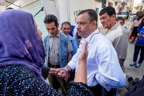 16 octobre 2014 : Samir Taieb, député à l'ANC, candidat tête de liste Tunis 1 aux législatives pour le parti Union pour la Tunisie (UPT) en campagne électorale au marché de Kabaria. Kabaria est un des quartiers les plus deshérités de la banlieu sud de Tunis, les tensions sociales et les revendications osnt très nombreux dans ces quartiers où les habitants sont souvent désabusés par la politique. Le travail de terrain a le mérite de leur donner de l'espoir et de les convaincre à se rendre aux urnes. 