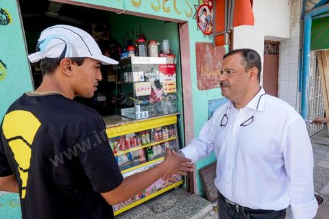 16 octobre 2014 : Samir Taieb, député à l'ANC, candidat tête de liste Tunis 1 aux législatives pour le parti Union pour la Tunisie (UPT) en campagne électorale au marché de Kabaria. Kabaria est un des quartiers les plus deshérités de la banlieu sud de Tunis, les tensions sociales et les revendications osnt très nombreux dans ces quartiers où les habitants sont souvent désabusés par la politique. Le travail de terrain a le mérite de leur donner de l'espoir et de les convaincre à se rendre aux urnes. 