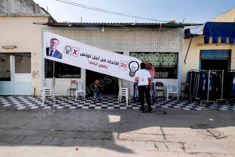 16 octobre 2014 : Samir Taieb, député à l'ANC, candidat tête de liste Tunis 1 aux législatives pour le parti Union pour la Tunisie (UPT) en campagne électorale au marché de Kabaria. Kabaria est un des quartiers les plus deshérités de la banlieu sud de Tunis, les tensions sociales et les revendications osnt très nombreux dans ces quartiers où les habitants sont souvent désabusés par la politique. Le travail de terrain a le mérite de leur donner de l'espoir et de les convaincre à se rendre aux urnes. 