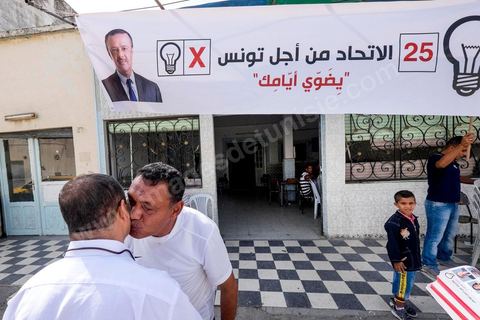 16 octobre 2014 : Samir Taieb, député à l'ANC, candidat tête de liste Tunis 1 aux législatives pour le parti Union pour la Tunisie (UPT) en campagne électorale au marché de Kabaria. Kabaria est un des quartiers les plus deshérités de la banlieu sud de Tunis, les tensions sociales et les revendications osnt très nombreux dans ces quartiers où les habitants sont souvent désabusés par la politique. Le travail de terrain a le mérite de leur donner de l'espoir et de les convaincre à se rendre aux urnes. 