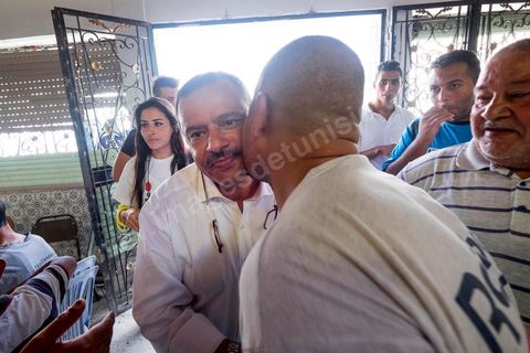 16 octobre 2014 : Samir Taieb, député à l'ANC, candidat tête de liste Tunis 1 aux législatives pour le parti Union pour la Tunisie (UPT) en campagne électorale au marché de Kabaria. Kabaria est un des quartiers les plus deshérités de la banlieu sud de Tunis, les tensions sociales et les revendications osnt très nombreux dans ces quartiers où les habitants sont souvent désabusés par la politique. Le travail de terrain a le mérite de leur donner de l'espoir et de les convaincre à se rendre aux urnes. 