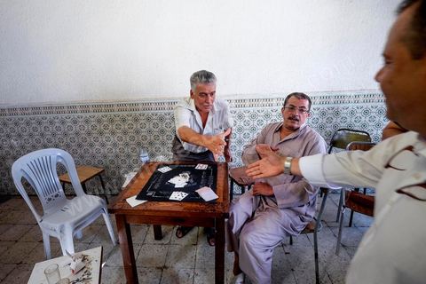 16 octobre 2014 : Samir Taieb, député à l'ANC, candidat tête de liste Tunis 1 aux législatives pour le parti Union pour la Tunisie (UPT) en campagne électorale au marché de Kabaria. Kabaria est un des quartiers les plus deshérités de la banlieu sud de Tunis, les tensions sociales et les revendications osnt très nombreux dans ces quartiers où les habitants sont souvent désabusés par la politique. Le travail de terrain a le mérite de leur donner de l'espoir et de les convaincre à se rendre aux urnes. 