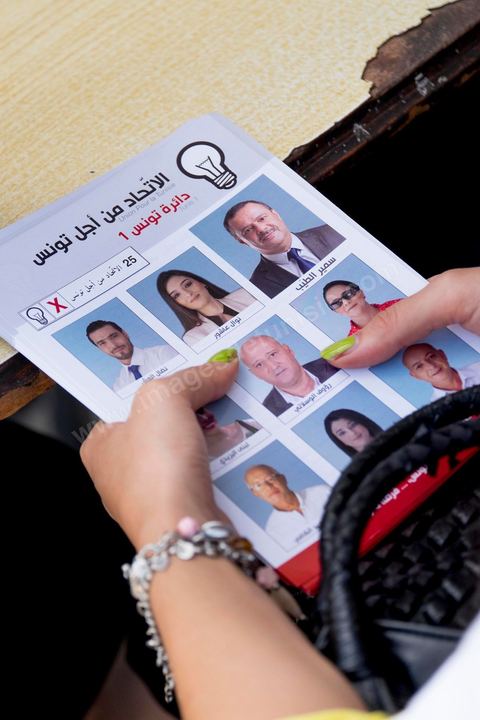 16 octobre 2014 : Samir Taieb, député à l'ANC, candidat tête de liste Tunis 1 aux législatives pour le parti Union pour la Tunisie (UPT) en campagne électorale au marché de Kabaria. Kabaria est un des quartiers les plus deshérités de la banlieu sud de Tunis, les tensions sociales et les revendications osnt très nombreux dans ces quartiers où les habitants sont souvent désabusés par la politique. Le travail de terrain a le mérite de leur donner de l'espoir et de les convaincre à se rendre aux urnes. 