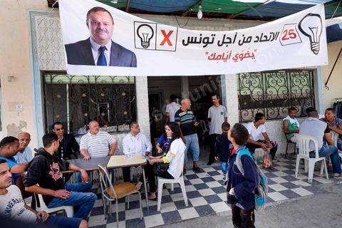 16 octobre 2014 : Samir Taieb, député à l'ANC, candidat tête de liste Tunis 1 aux législatives pour le parti Union pour la Tunisie (UPT) en campagne électorale au marché de Kabaria. Kabaria est un des quartiers les plus deshérités de la banlieu sud de Tunis, les tensions sociales et les revendications osnt très nombreux dans ces quartiers où les habitants sont souvent désabusés par la politique. Le travail de terrain a le mérite de leur donner de l'espoir et de les convaincre à se rendre aux urnes. 
