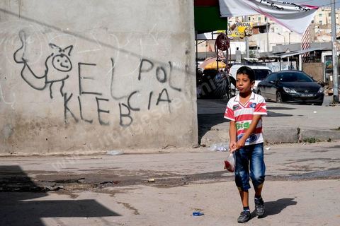 16 octobre 2014 : Samir Taieb, député à l'ANC, candidat tête de liste Tunis 1 aux législatives pour le parti Union pour la Tunisie (UPT) en campagne électorale au marché de Kabaria. Kabaria est un des quartiers les plus deshérités de la banlieu sud de Tunis, les tensions sociales et les revendications osnt très nombreux dans ces quartiers où les habitants sont souvent désabusés par la politique. Le travail de terrain a le mérite de leur donner de l'espoir et de les convaincre à se rendre aux urnes. 