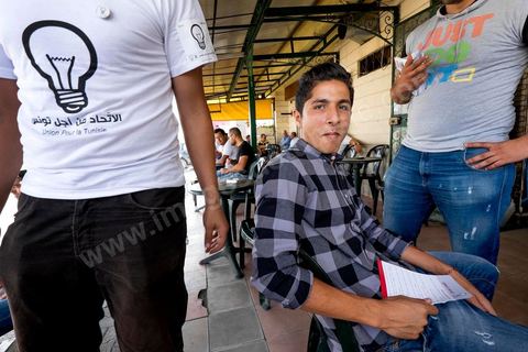 16 octobre 2014 : Samir Taieb, député à l'ANC, candidat tête de liste Tunis 1 aux législatives pour le parti Union pour la Tunisie (UPT) en campagne électorale au marché de Kabaria. Kabaria est un des quartiers les plus deshérités de la banlieu sud de Tunis, les tensions sociales et les revendications osnt très nombreux dans ces quartiers où les habitants sont souvent désabusés par la politique. Le travail de terrain a le mérite de leur donner de l'espoir et de les convaincre à se rendre aux urnes. 