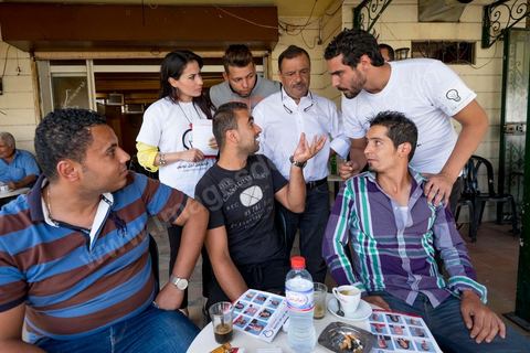 16 octobre 2014 : Samir Taieb, député à l'ANC, candidat tête de liste Tunis 1 aux législatives pour le parti Union pour la Tunisie (UPT) en campagne électorale au marché de Kabaria. Kabaria est un des quartiers les plus deshérités de la banlieu sud de Tunis, les tensions sociales et les revendications osnt très nombreux dans ces quartiers où les habitants sont souvent désabusés par la politique. Le travail de terrain a le mérite de leur donner de l'espoir et de les convaincre à se rendre aux urnes. 