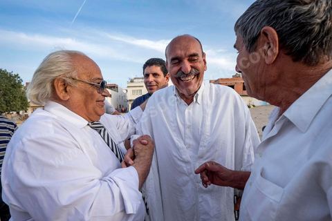 17 ocotbre 2014 : Abbes Mohsen, candidat pour les partis destouriens, Initiative et mouvement Destourien, sur Tunis 1 pour les élections législatives en campagne dans le quartier populaire de Jebel Jelloud, banlieue sud de Tunis. Ancien maire de Tunis sous Ben Ali, Abbes Mohsen fait comme un grand nombre de ministres de Ben Ali, un retour sur la scène politique, à peine 4 ans après la révolution. 