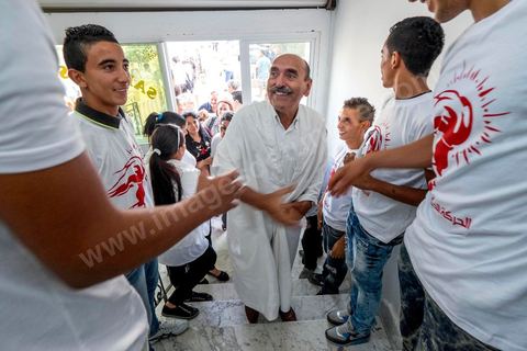 17 ocotbre 2014 : Abbes Mohsen, candidat pour les partis destouriens, Initiative et mouvement Destourien, sur Tunis 1 pour les élections législatives en campagne dans le quartier populaire de Jebel Jelloud, banlieue sud de Tunis. Ancien maire de Tunis sous Ben Ali, Abbes Mohsen fait comme un grand nombre de ministres de Ben Ali, un retour sur la scène politique, à peine 4 ans après la révolution. 