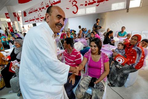 17 ocotbre 2014 : Abbes Mohsen, candidat pour les partis destouriens, Initiative et mouvement Destourien, sur Tunis 1 pour les élections législatives en campagne dans le quartier populaire de Jebel Jelloud, banlieue sud de Tunis. Ancien maire de Tunis sous Ben Ali, Abbes Mohsen fait comme un grand nombre de ministres de Ben Ali, un retour sur la scène politique, à peine 4 ans après la révolution. 