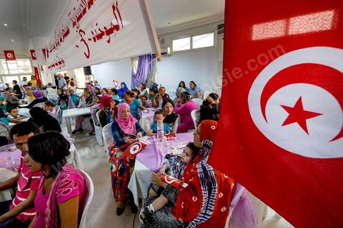 17 ocotbre 2014 : Abbes Mohsen, candidat pour les partis destouriens, Initiative et mouvement Destourien, sur Tunis 1 pour les élections législatives en campagne dans le quartier populaire de Jebel Jelloud, banlieue sud de Tunis. Ancien maire de Tunis sous Ben Ali, Abbes Mohsen fait comme un grand nombre de ministres de Ben Ali, un retour sur la scène politique, à peine 4 ans après la révolution. 