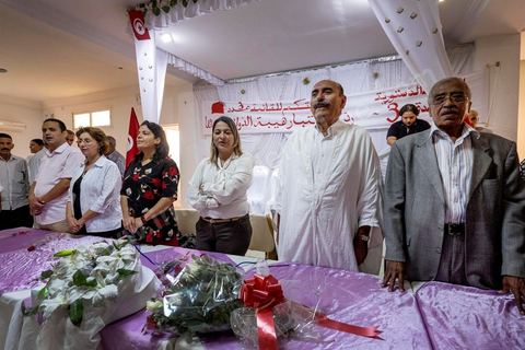 17 ocotbre 2014 : Abbes Mohsen, candidat pour les partis destouriens, Initiative et mouvement Destourien, sur Tunis 1 pour les élections législatives en campagne dans le quartier populaire de Jebel Jelloud, banlieue sud de Tunis. Ancien maire de Tunis sous Ben Ali, Abbes Mohsen fait comme un grand nombre de ministres de Ben Ali, un retour sur la scène politique, à peine 4 ans après la révolution. 