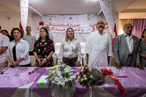 17 ocotbre 2014 : Abbes Mohsen, candidat pour les partis destouriens, Initiative et mouvement Destourien, sur Tunis 1 pour les élections législatives en campagne dans le quartier populaire de Jebel Jelloud, banlieue sud de Tunis. Ancien maire de Tunis sous Ben Ali, Abbes Mohsen fait comme un grand nombre de ministres de Ben Ali, un retour sur la scène politique, à peine 4 ans après la révolution. 