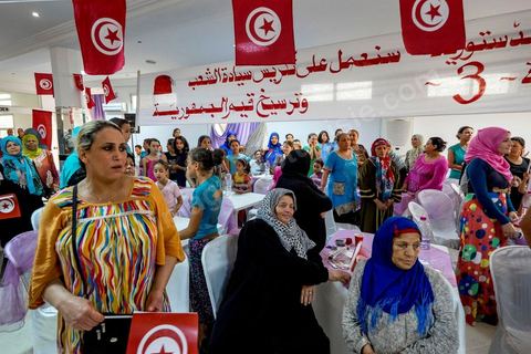 17 ocotbre 2014 : Abbes Mohsen, candidat pour les partis destouriens, Initiative et mouvement Destourien, sur Tunis 1 pour les élections législatives en campagne dans le quartier populaire de Jebel Jelloud, banlieue sud de Tunis. Ancien maire de Tunis sous Ben Ali, Abbes Mohsen fait comme un grand nombre de ministres de Ben Ali, un retour sur la scène politique, à peine 4 ans après la révolution. 