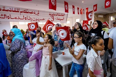17 ocotbre 2014 : Abbes Mohsen, candidat pour les partis destouriens, Initiative et mouvement Destourien, sur Tunis 1 pour les élections législatives en campagne dans le quartier populaire de Jebel Jelloud, banlieue sud de Tunis. Ancien maire de Tunis sous Ben Ali, Abbes Mohsen fait comme un grand nombre de ministres de Ben Ali, un retour sur la scène politique, à peine 4 ans après la révolution. 