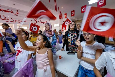 17 ocotbre 2014 : Abbes Mohsen, candidat pour les partis destouriens, Initiative et mouvement Destourien, sur Tunis 1 pour les élections législatives en campagne dans le quartier populaire de Jebel Jelloud, banlieue sud de Tunis. Ancien maire de Tunis sous Ben Ali, Abbes Mohsen fait comme un grand nombre de ministres de Ben Ali, un retour sur la scène politique, à peine 4 ans après la révolution. 