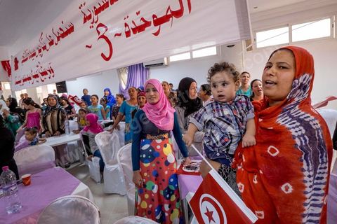 17 ocotbre 2014 : Abbes Mohsen, candidat pour les partis destouriens, Initiative et mouvement Destourien, sur Tunis 1 pour les élections législatives en campagne dans le quartier populaire de Jebel Jelloud, banlieue sud de Tunis. Ancien maire de Tunis sous Ben Ali, Abbes Mohsen fait comme un grand nombre de ministres de Ben Ali, un retour sur la scène politique, à peine 4 ans après la révolution. 