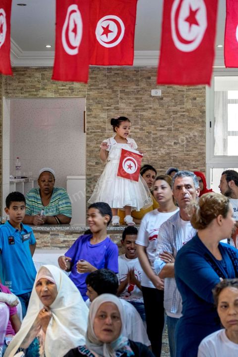17 ocotbre 2014 : Abbes Mohsen, candidat pour les partis destouriens, Initiative et mouvement Destourien, sur Tunis 1 pour les élections législatives en campagne dans le quartier populaire de Jebel Jelloud, banlieue sud de Tunis. Ancien maire de Tunis sous Ben Ali, Abbes Mohsen fait comme un grand nombre de ministres de Ben Ali, un retour sur la scène politique, à peine 4 ans après la révolution. 