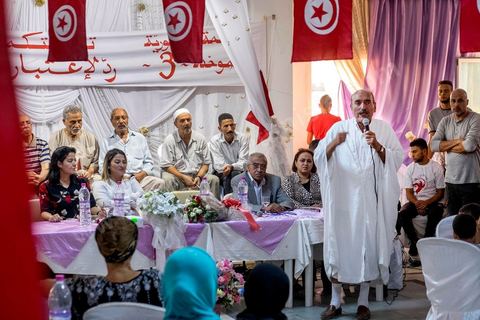 17 ocotbre 2014 : Abbes Mohsen, candidat pour les partis destouriens, Initiative et mouvement Destourien, sur Tunis 1 pour les élections législatives en campagne dans le quartier populaire de Jebel Jelloud, banlieue sud de Tunis. Ancien maire de Tunis sous Ben Ali, Abbes Mohsen fait comme un grand nombre de ministres de Ben Ali, un retour sur la scène politique, à peine 4 ans après la révolution. 