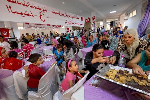 17 ocotbre 2014 : Abbes Mohsen, candidat pour les partis destouriens, Initiative et mouvement Destourien, sur Tunis 1 pour les élections législatives en campagne dans le quartier populaire de Jebel Jelloud, banlieue sud de Tunis. Ancien maire de Tunis sous Ben Ali, Abbes Mohsen fait comme un grand nombre de ministres de Ben Ali, un retour sur la scène politique, à peine 4 ans après la révolution. 