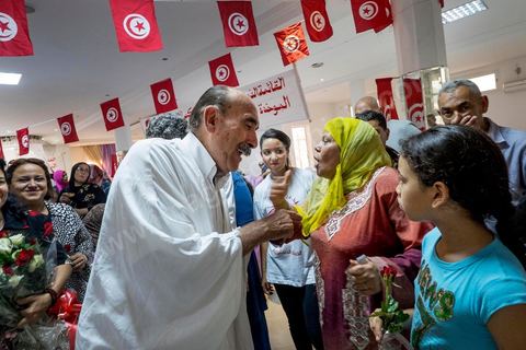17 ocotbre 2014 : Abbes Mohsen, candidat pour les partis destouriens, Initiative et mouvement Destourien, sur Tunis 1 pour les élections législatives en campagne dans le quartier populaire de Jebel Jelloud, banlieue sud de Tunis. Ancien maire de Tunis sous Ben Ali, Abbes Mohsen fait comme un grand nombre de ministres de Ben Ali, un retour sur la scène politique, à peine 4 ans après la révolution. 