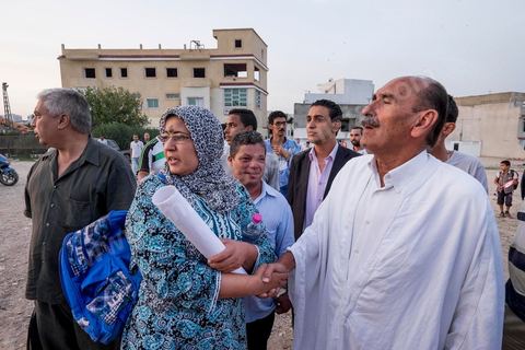 17 ocotbre 2014 : Abbes Mohsen, candidat pour les partis destouriens, Initiative et mouvement Destourien, sur Tunis 1 pour les élections législatives en campagne dans le quartier populaire de Jebel Jelloud, banlieue sud de Tunis. Ancien maire de Tunis sous Ben Ali, Abbes Mohsen fait comme un grand nombre de ministres de Ben Ali, un retour sur la scène politique, à peine 4 ans après la révolution. 
