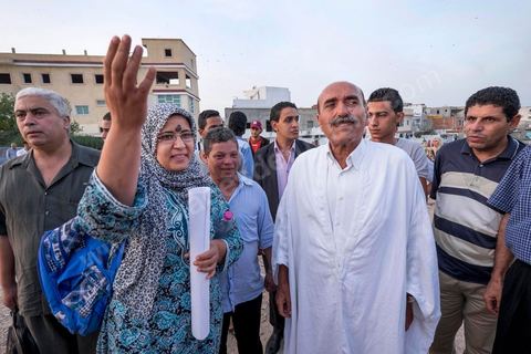 17 ocotbre 2014 : Abbes Mohsen, candidat pour les partis destouriens, Initiative et mouvement Destourien, sur Tunis 1 pour les élections législatives en campagne dans le quartier populaire de Jebel Jelloud, banlieue sud de Tunis. Ancien maire de Tunis sous Ben Ali, Abbes Mohsen fait comme un grand nombre de ministres de Ben Ali, un retour sur la scène politique, à peine 4 ans après la révolution. 