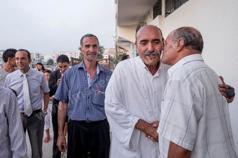 17 ocotbre 2014 : Abbes Mohsen, candidat pour les partis destouriens, Initiative et mouvement Destourien, sur Tunis 1 pour les élections législatives en campagne dans le quartier populaire de Jebel Jelloud, banlieue sud de Tunis. Ancien maire de Tunis sous Ben Ali, Abbes Mohsen fait comme un grand nombre de ministres de Ben Ali, un retour sur la scène politique, à peine 4 ans après la révolution. 