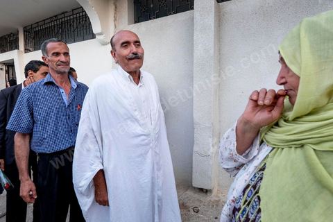 17 ocotbre 2014 : Abbes Mohsen, candidat pour les partis destouriens, Initiative et mouvement Destourien, sur Tunis 1 pour les élections législatives en campagne dans le quartier populaire de Jebel Jelloud, banlieue sud de Tunis. Ancien maire de Tunis sous Ben Ali, Abbes Mohsen fait comme un grand nombre de ministres de Ben Ali, un retour sur la scène politique, à peine 4 ans après la révolution. 