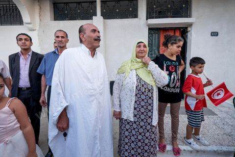 17 ocotbre 2014 : Abbes Mohsen, candidat pour les partis destouriens, Initiative et mouvement Destourien, sur Tunis 1 pour les élections législatives en campagne dans le quartier populaire de Jebel Jelloud, banlieue sud de Tunis. Ancien maire de Tunis sous Ben Ali, Abbes Mohsen fait comme un grand nombre de ministres de Ben Ali, un retour sur la scène politique, à peine 4 ans après la révolution. 