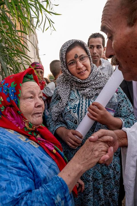 17 ocotbre 2014 : Abbes Mohsen, candidat pour les partis destouriens, Initiative et mouvement Destourien, sur Tunis 1 pour les élections législatives en campagne dans le quartier populaire de Jebel Jelloud, banlieue sud de Tunis. Ancien maire de Tunis sous Ben Ali, Abbes Mohsen fait comme un grand nombre de ministres de Ben Ali, un retour sur la scène politique, à peine 4 ans après la révolution. 