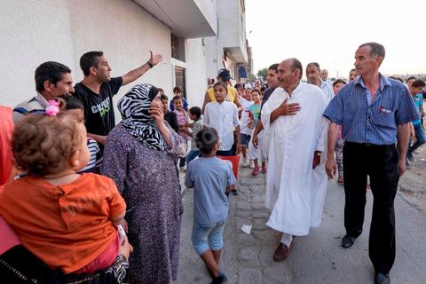 17 ocotbre 2014 : Abbes Mohsen, candidat pour les partis destouriens, Initiative et mouvement Destourien, sur Tunis 1 pour les élections législatives en campagne dans le quartier populaire de Jebel Jelloud, banlieue sud de Tunis. Ancien maire de Tunis sous Ben Ali, Abbes Mohsen fait comme un grand nombre de ministres de Ben Ali, un retour sur la scène politique, à peine 4 ans après la révolution. 