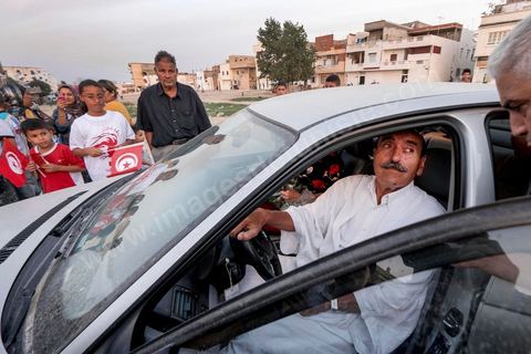 17 ocotbre 2014 : Abbes Mohsen, candidat pour les partis destouriens, Initiative et mouvement Destourien, sur Tunis 1 pour les élections législatives en campagne dans le quartier populaire de Jebel Jelloud, banlieue sud de Tunis. Ancien maire de Tunis sous Ben Ali, Abbes Mohsen fait comme un grand nombre de ministres de Ben Ali, un retour sur la scène politique, à peine 4 ans après la révolution. 