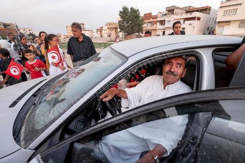 17 ocotbre 2014 : Abbes Mohsen, candidat pour les partis destouriens, Initiative et mouvement Destourien, sur Tunis 1 pour les élections législatives en campagne dans le quartier populaire de Jebel Jelloud, banlieue sud de Tunis. Ancien maire de Tunis sous Ben Ali, Abbes Mohsen fait comme un grand nombre de ministres de Ben Ali, un retour sur la scène politique, à peine 4 ans après la révolution. 