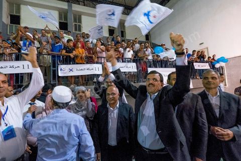 17 octobre 2014 : meeting du parti islamiste Ennahdha dans la salle des sports du quartier populaire de Ezzouhour, banlieue ouest de Tunis, pour laprésentation de la liste Tunis 1 dirigée par Ali Larayedh, ancien ministre de l'intérieur et Premier ministre, pour la campagne électorale des élections législatives du 26 octobre. 