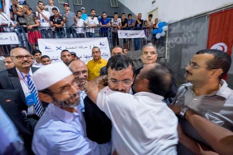 17 octobre 2014 : meeting du parti islamiste Ennahdha dans la salle des sports du quartier populaire de Ezzouhour, banlieue ouest de Tunis, pour laprésentation de la liste Tunis 1 dirigée par Ali Larayedh, ancien ministre de l'intérieur et Premier ministre, pour la campagne électorale des élections législatives du 26 octobre. 