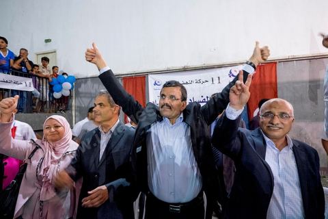 17 octobre 2014 : meeting du parti islamiste Ennahdha dans la salle des sports du quartier populaire de Ezzouhour, banlieue ouest de Tunis, pour laprésentation de la liste Tunis 1 dirigée par Ali Larayedh, ancien ministre de l'intérieur et Premier ministre, pour la campagne électorale des élections législatives du 26 octobre. 