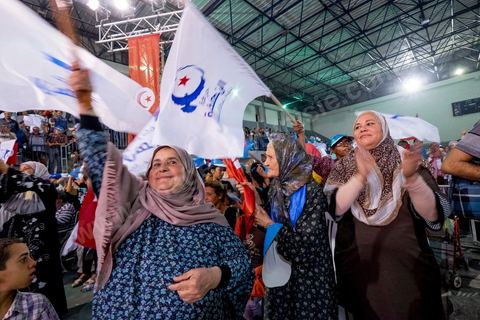 17 octobre 2014 : meeting du parti islamiste Ennahdha dans la salle des sports du quartier populaire de Ezzouhour, banlieue ouest de Tunis, pour laprésentation de la liste Tunis 1 dirigée par Ali Larayedh, ancien ministre de l'intérieur et Premier ministre, pour la campagne électorale des élections législatives du 26 octobre. 