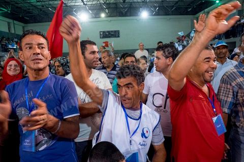 17 octobre 2014 : meeting du parti islamiste Ennahdha dans la salle des sports du quartier populaire de Ezzouhour, banlieue ouest de Tunis, pour laprésentation de la liste Tunis 1 dirigée par Ali Larayedh, ancien ministre de l'intérieur et Premier ministre, pour la campagne électorale des élections législatives du 26 octobre. 