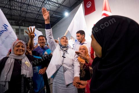 17 octobre 2014 : meeting du parti islamiste Ennahdha dans la salle des sports du quartier populaire de Ezzouhour, banlieue ouest de Tunis, pour laprésentation de la liste Tunis 1 dirigée par Ali Larayedh, ancien ministre de l'intérieur et Premier ministre, pour la campagne électorale des élections législatives du 26 octobre. 