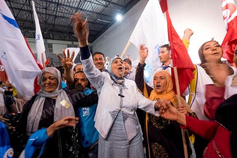 17 octobre 2014 : meeting du parti islamiste Ennahdha dans la salle des sports du quartier populaire de Ezzouhour, banlieue ouest de Tunis, pour laprésentation de la liste Tunis 1 dirigée par Ali Larayedh, ancien ministre de l'intérieur et Premier ministre, pour la campagne électorale des élections législatives du 26 octobre. 