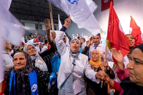 17 octobre 2014 : meeting du parti islamiste Ennahdha dans la salle des sports du quartier populaire de Ezzouhour, banlieue ouest de Tunis, pour laprésentation de la liste Tunis 1 dirigée par Ali Larayedh, ancien ministre de l'intérieur et Premier ministre, pour la campagne électorale des élections législatives du 26 octobre. 