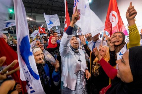 17 octobre 2014 : meeting du parti islamiste Ennahdha dans la salle des sports du quartier populaire de Ezzouhour, banlieue ouest de Tunis, pour laprésentation de la liste Tunis 1 dirigée par Ali Larayedh, ancien ministre de l'intérieur et Premier ministre, pour la campagne électorale des élections législatives du 26 octobre. 