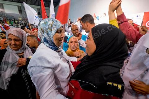 17 octobre 2014 : meeting du parti islamiste Ennahdha dans la salle des sports du quartier populaire de Ezzouhour, banlieue ouest de Tunis, pour laprésentation de la liste Tunis 1 dirigée par Ali Larayedh, ancien ministre de l'intérieur et Premier ministre, pour la campagne électorale des élections législatives du 26 octobre. 