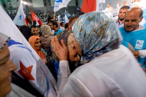 17 octobre 2014 : meeting du parti islamiste Ennahdha dans la salle des sports du quartier populaire de Ezzouhour, banlieue ouest de Tunis, pour laprésentation de la liste Tunis 1 dirigée par Ali Larayedh, ancien ministre de l'intérieur et Premier ministre, pour la campagne électorale des élections législatives du 26 octobre. 