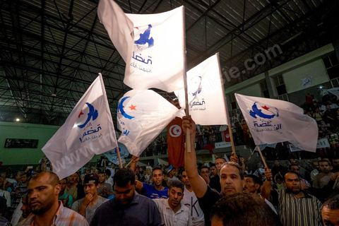 17 octobre 2014 : meeting du parti islamiste Ennahdha dans la salle des sports du quartier populaire de Ezzouhour, banlieue ouest de Tunis, pour laprésentation de la liste Tunis 1 dirigée par Ali Larayedh, ancien ministre de l'intérieur et Premier ministre, pour la campagne électorale des élections législatives du 26 octobre. 