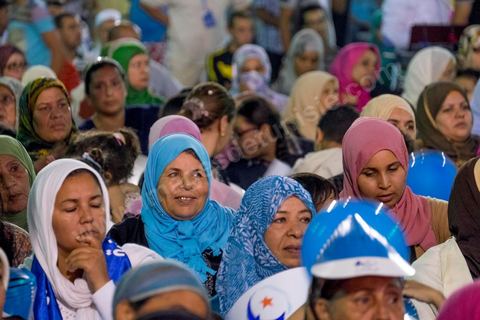 17 octobre 2014 : meeting du parti islamiste Ennahdha dans la salle des sports du quartier populaire de Ezzouhour, banlieue ouest de Tunis, pour laprésentation de la liste Tunis 1 dirigée par Ali Larayedh, ancien ministre de l'intérieur et Premier ministre, pour la campagne électorale des élections législatives du 26 octobre. 